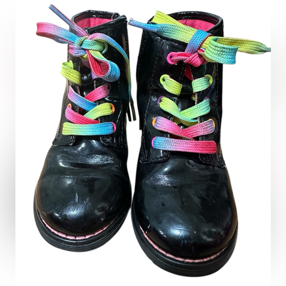 The children place boots withh rainbow shoelaces. Size 7 for toddler